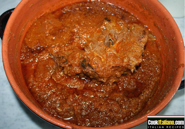 Meat gravy with cloves