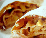 Light strudel with dates and apples